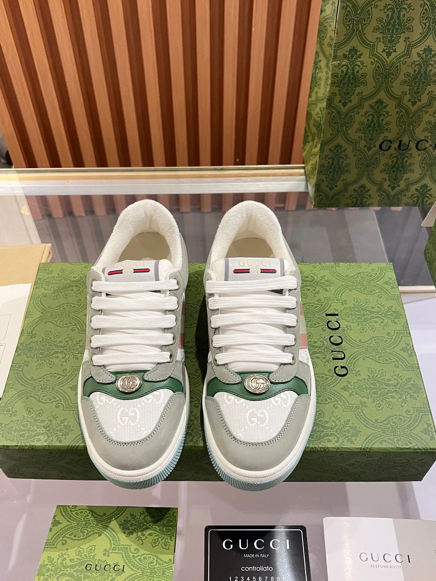 👟👟Ex-factory price 540👟👟 ⚡️Gucci Dirty Shoes Top factory quality, impeccable at the counter, the comfort is incredible. Retro distressed elements, washed retro logo on the tongue, metal double LOGO, 99% recognizable, full of Gucci elements; terry cloth lining, cowhide foot pads and 3mm latex are much more comfortable than real leather shoes. Environmentally friendly TPU wear-resistant outsole, soft and elastic. The inside of the tongue is made of imported elastic bands, which have great tension and won't strangle your feet. I don't develop the shoes without the original version. Only by getting the original version can the shoes be accurate and beat the market version instantly. Every stitch and every stitch is very tight and full. The debugging process is the most painstaking and requires no less than a hundred modifications before it is adjusted to the perfect state so that it can be worn comfortably by all foot types! Size 35-40 women’s model)